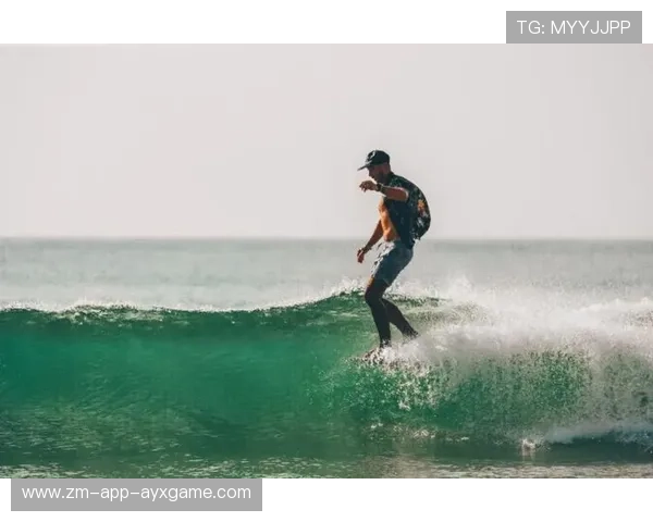 冲浪选手抓到完美浪头顺势滑行